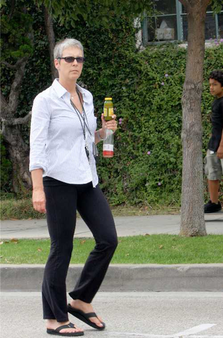 Illustration for article titled Heather Mills Wants You To Care • Emily Blunt Flies Solo